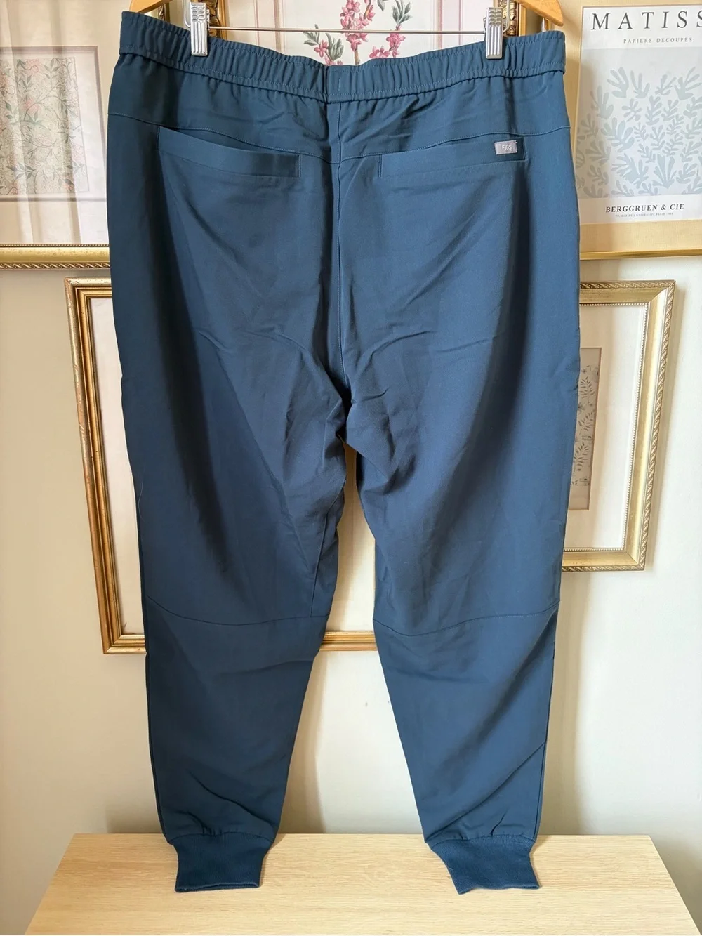 Figs Men’s Tansen Jogger 2.0 Scrub Pants NWT Size 2XL Color Dark Harbor